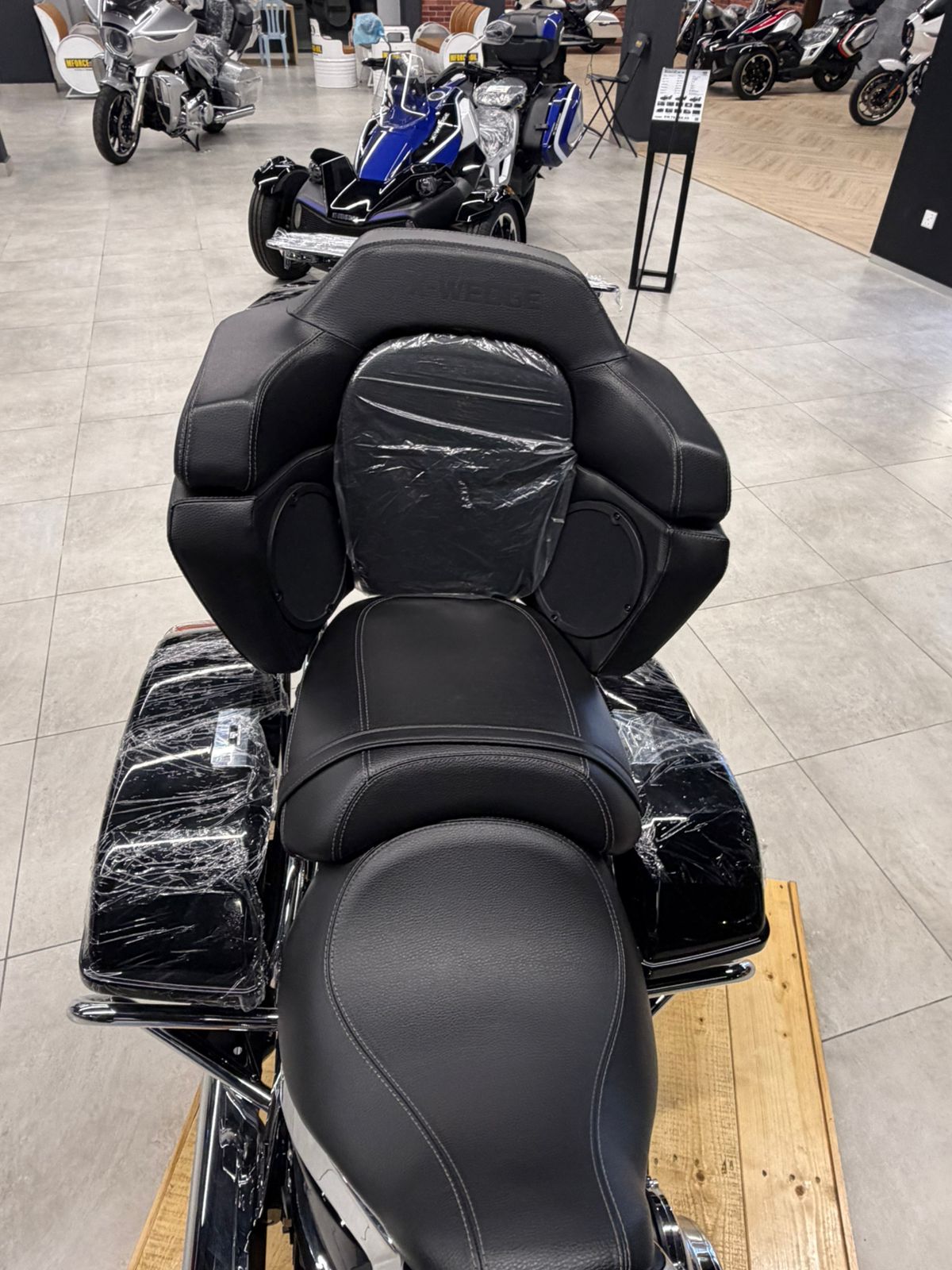 RL2000 Black Seat