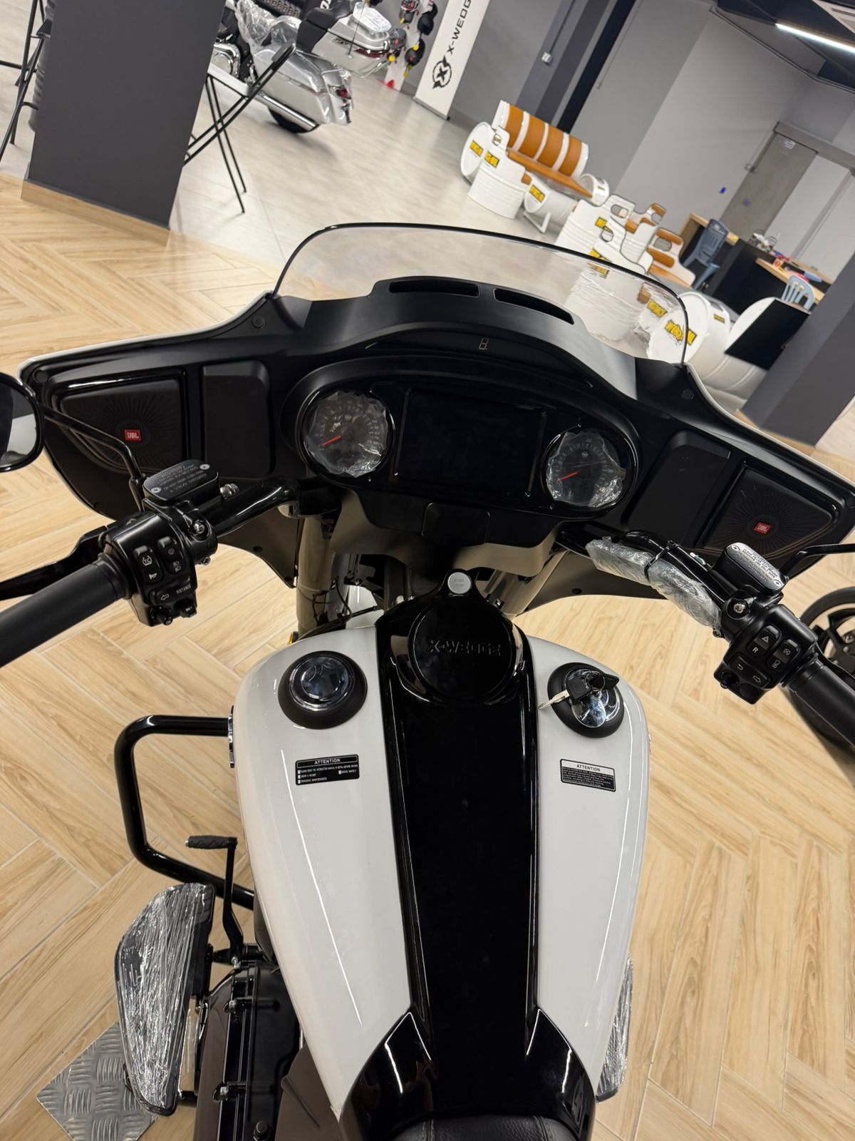 RL2000 White POV