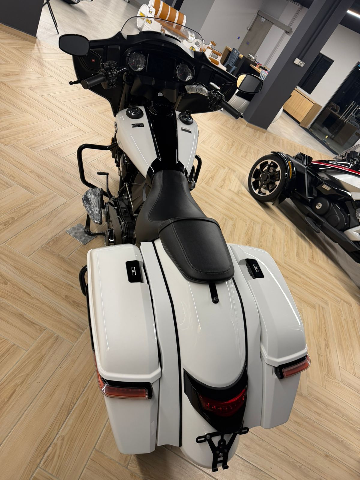 RL2000 White Back