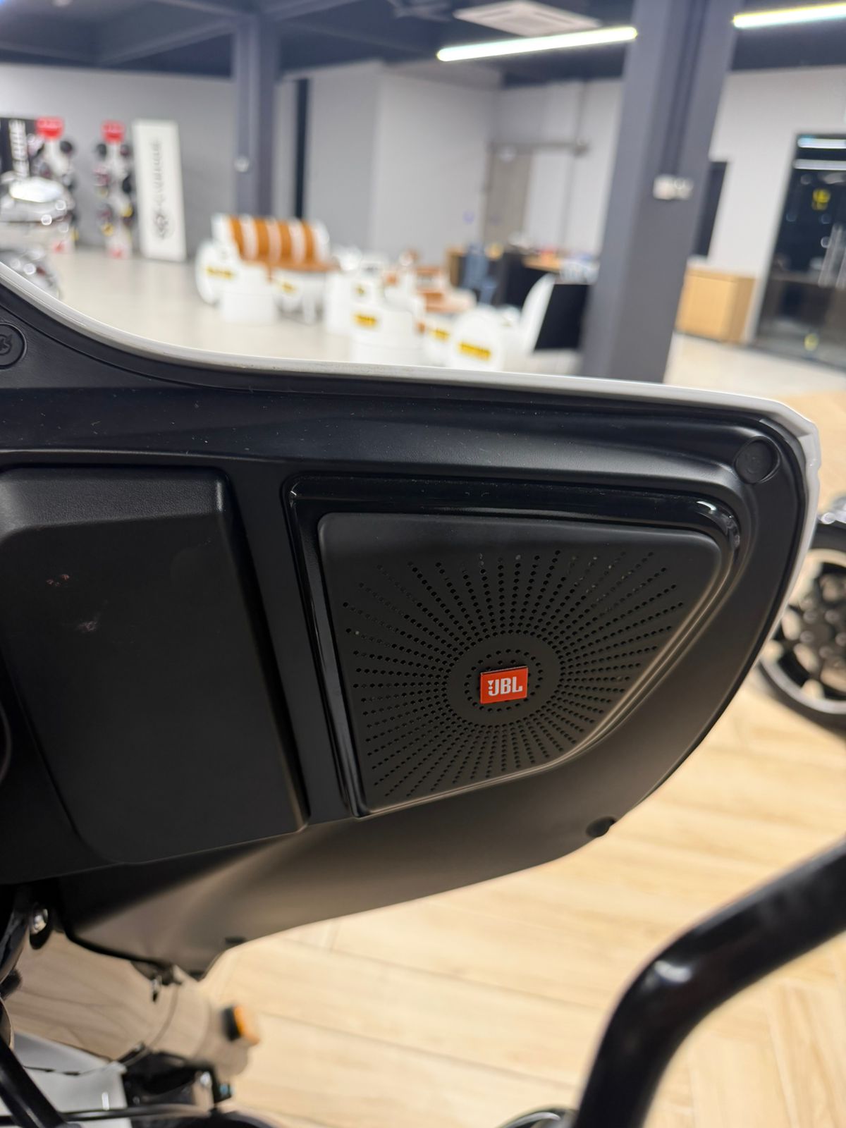 RL2000 White JBL Speaker