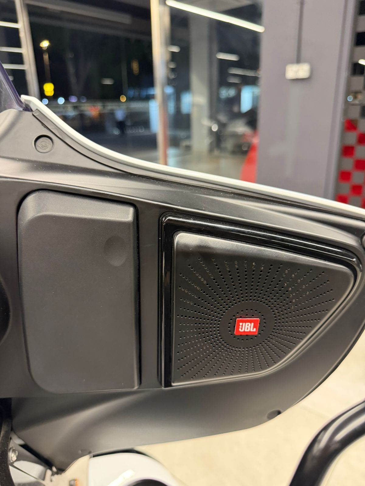 VT2000 White Speakers
