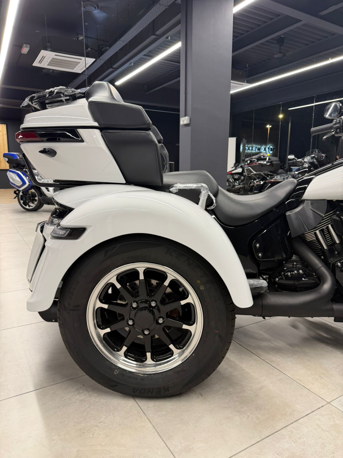VT2000 White Tire Below