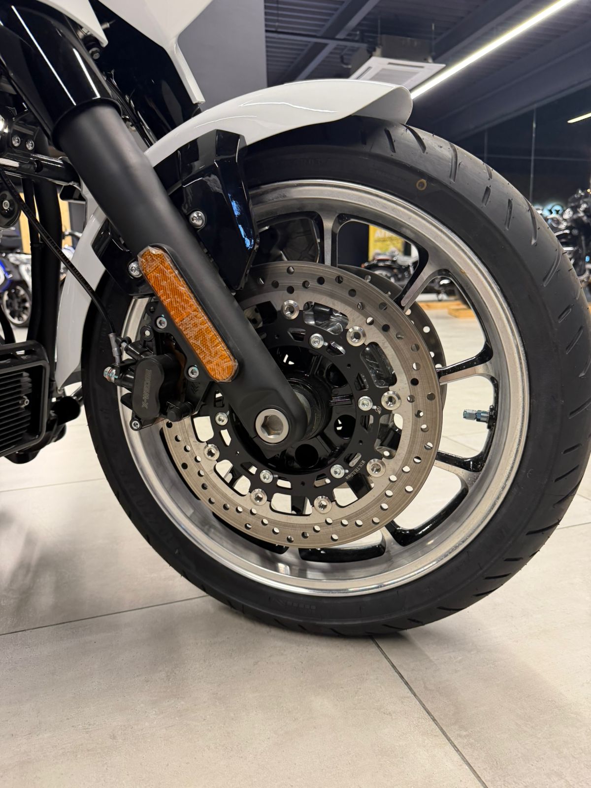VT2000 White Tires