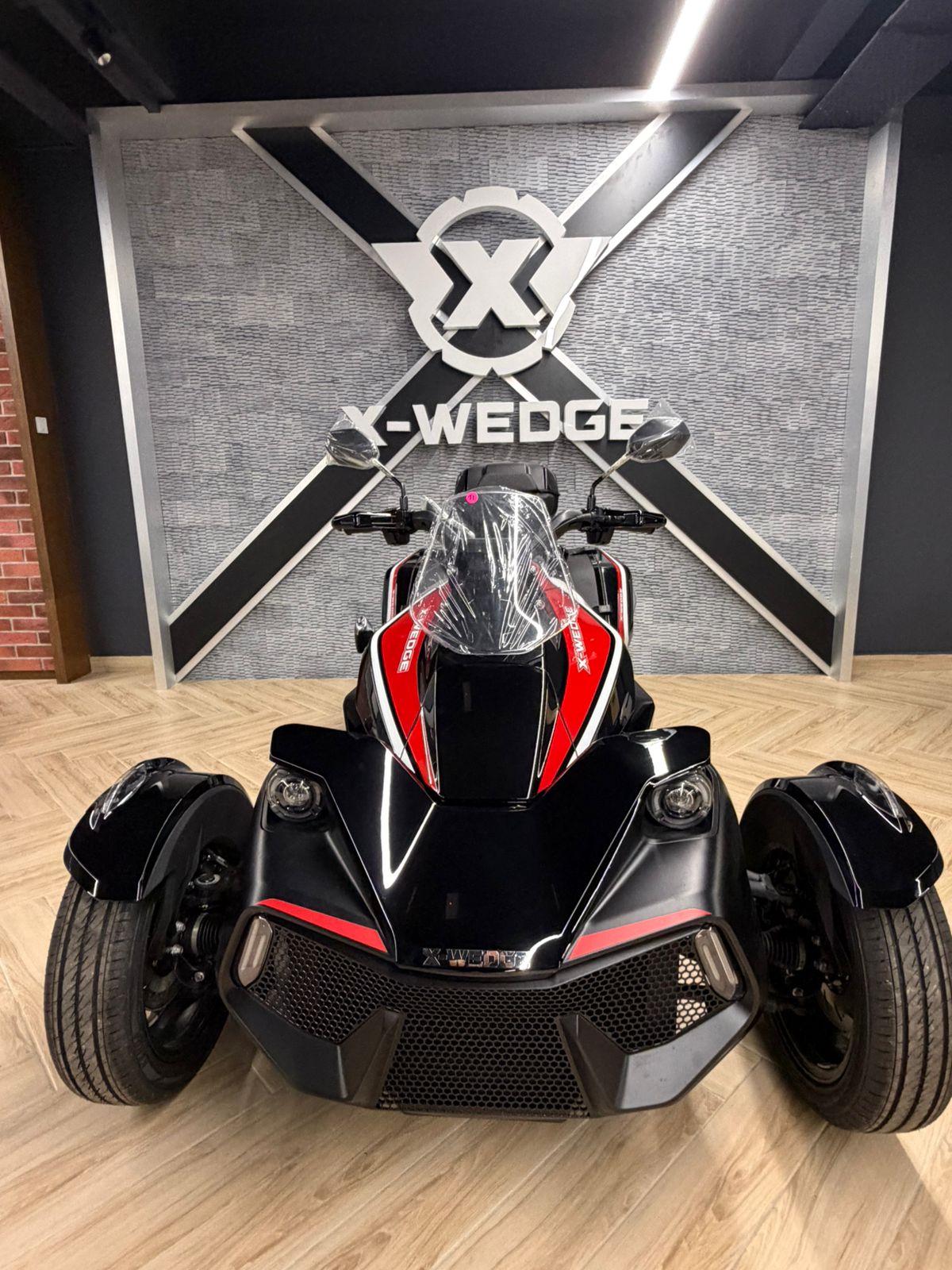 WR1000 Showroom Black Red