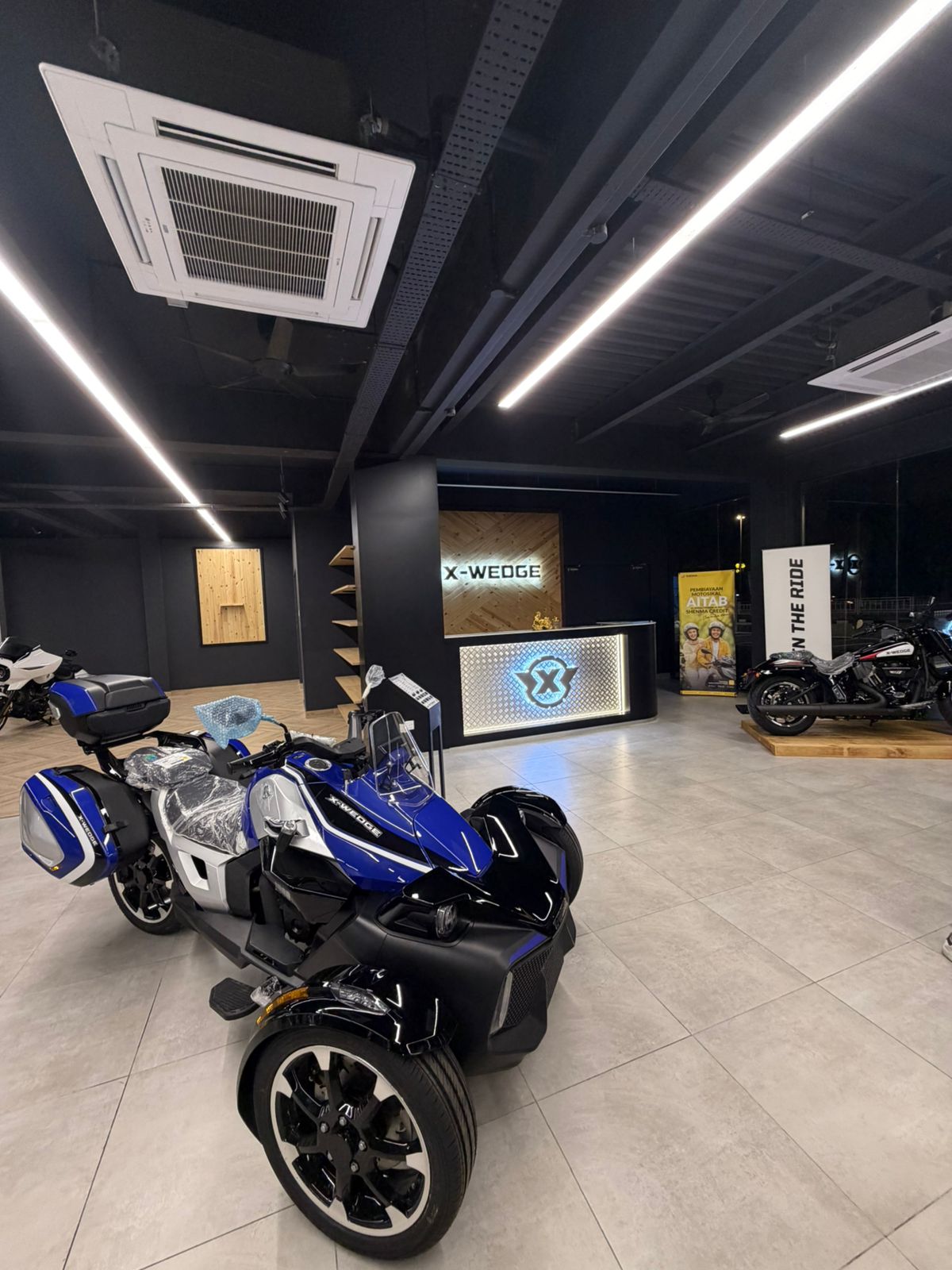WR1000 Showroom Blue
